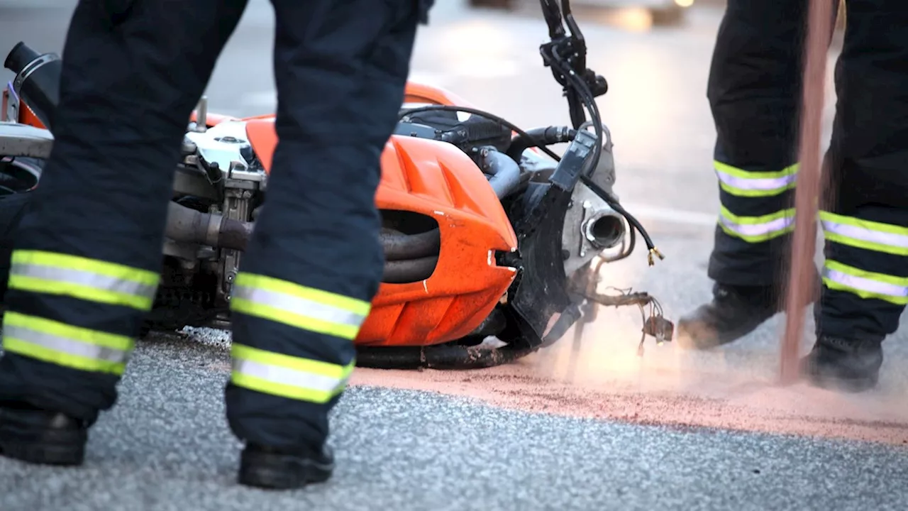  Biker kracht gegen Sockel – tot auf Gleisen entdeckt