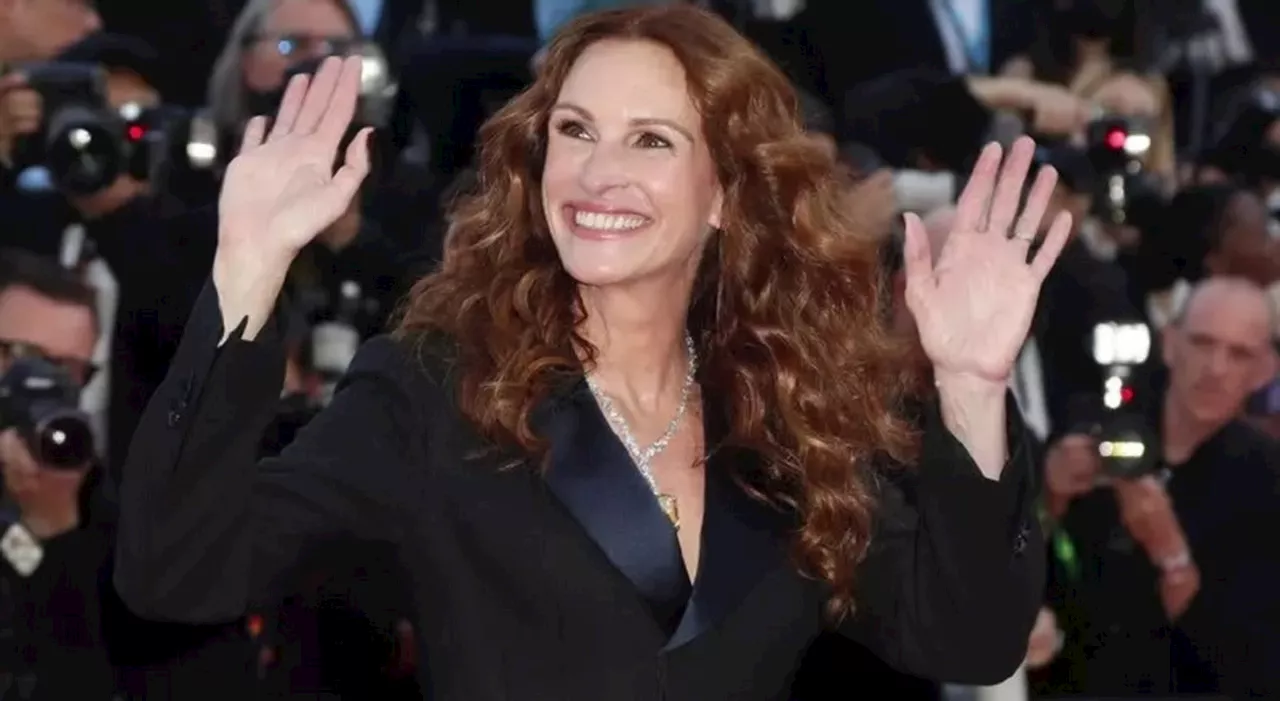 Venezia 2025, Julia Roberts omaggia Guadagnino al Lido: cardigan con il suo volto e un tocco casual con le Superga