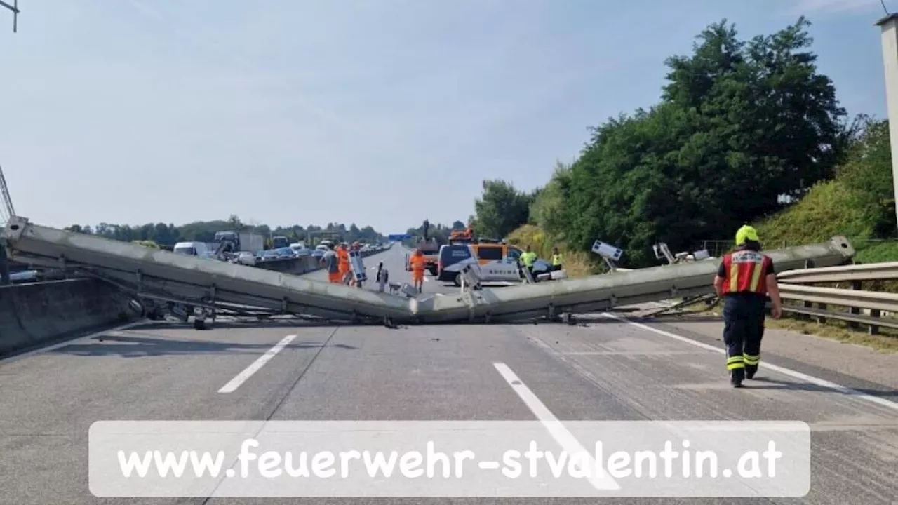 Lkw rammte Überkopfträger: A1 stundenlang blockiert