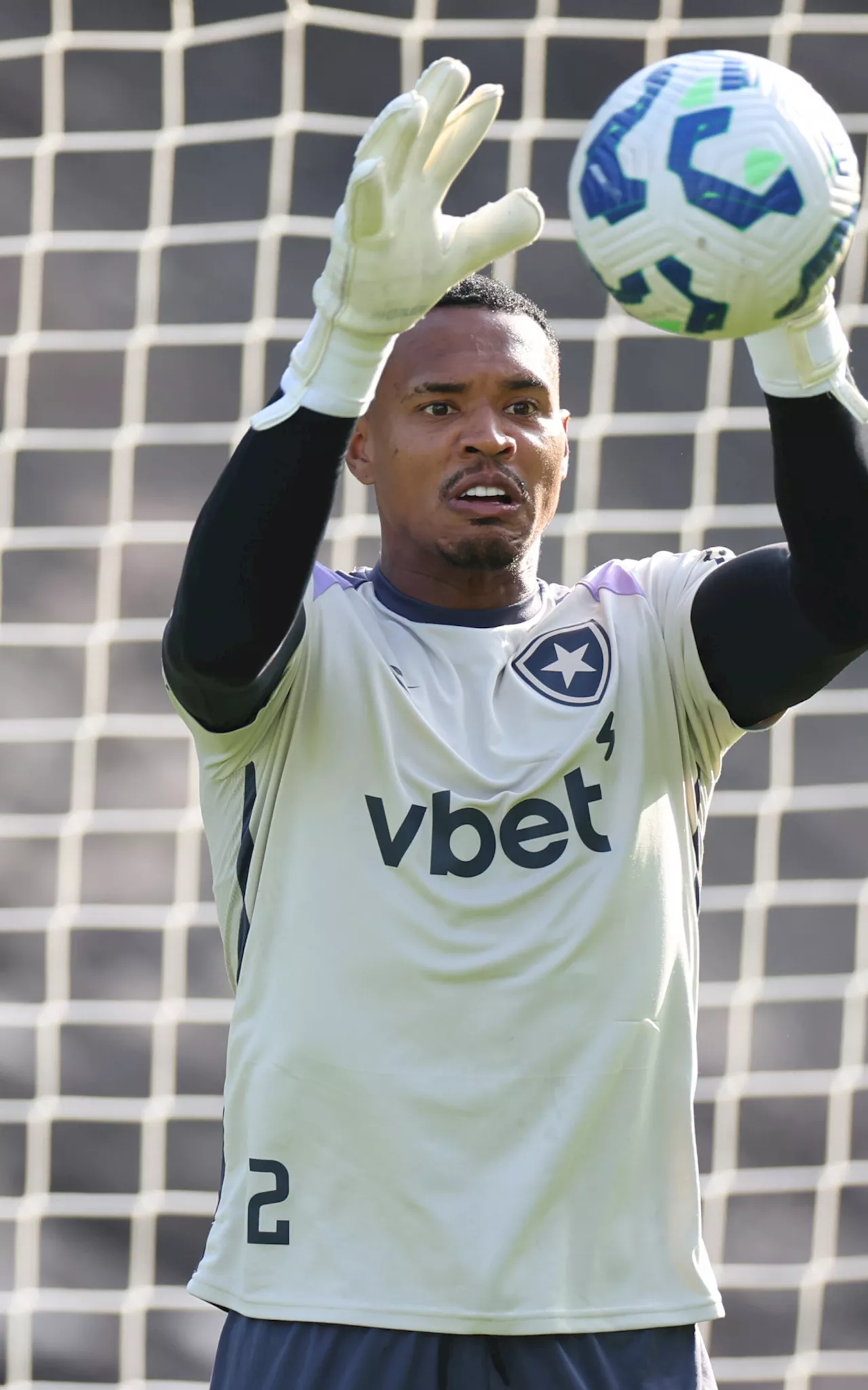 Botafogo manterá John como titular mesmo com negociação com West Ham em andamento