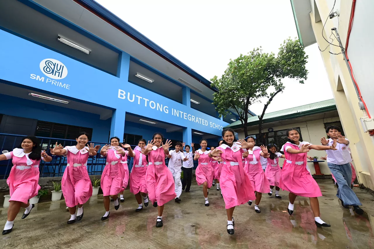 SM Group turns over new school building in Laoag
