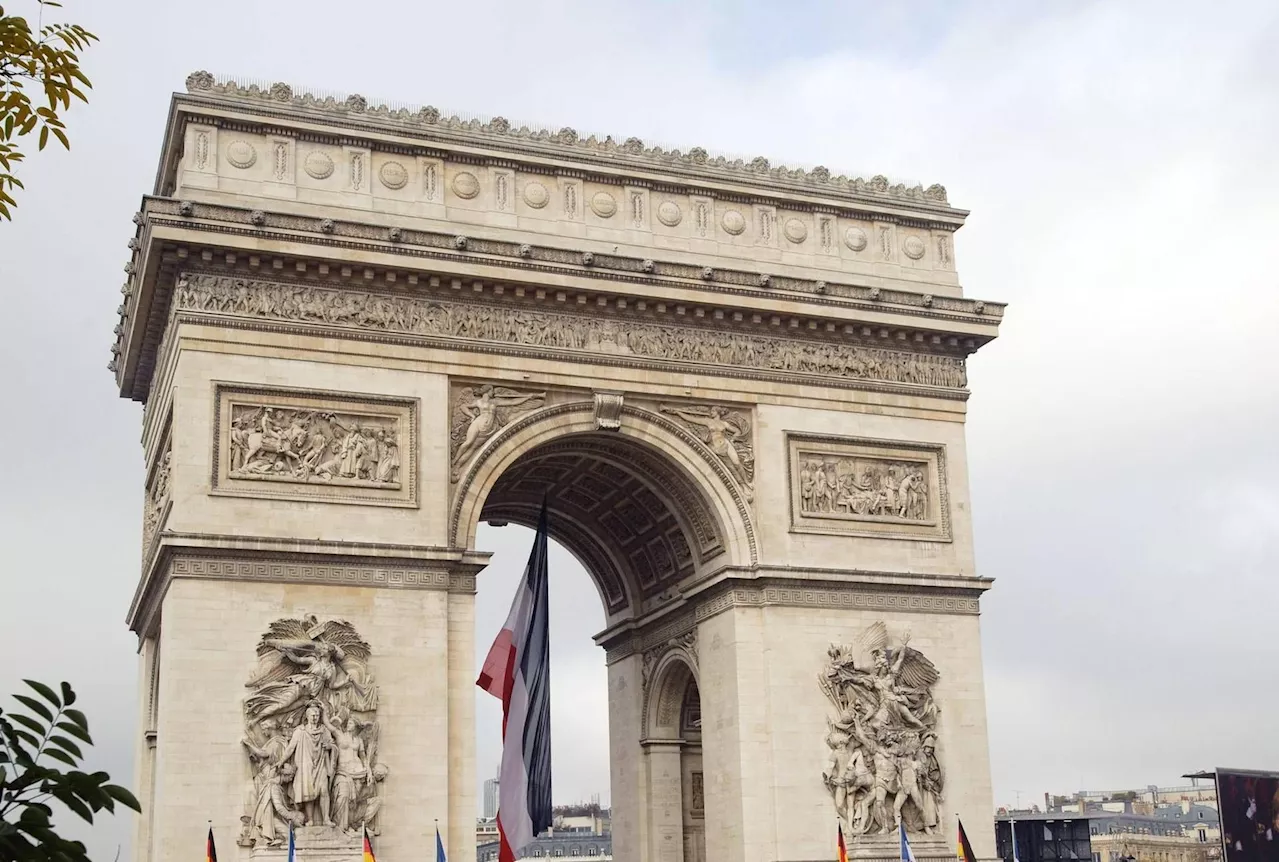 Accende sigaretta con fiamma milite ignoto, è polemica in Francia