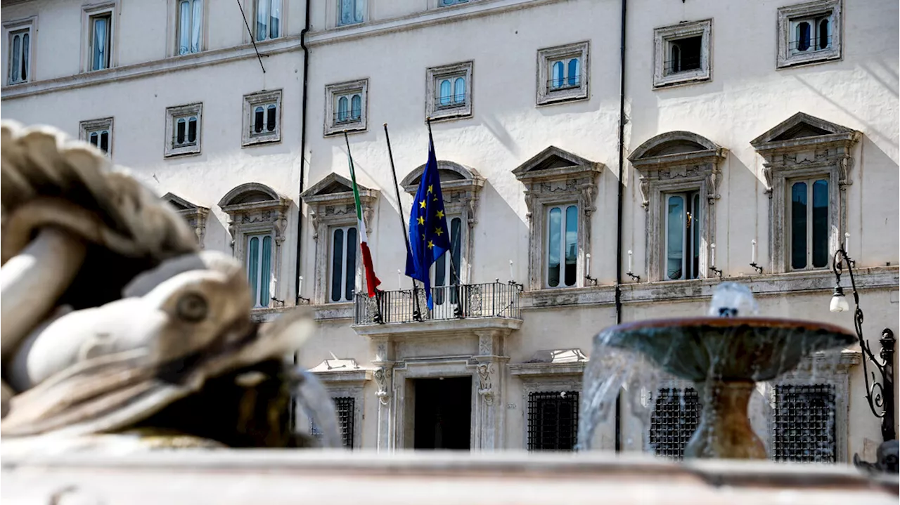 Bruciava dossier top secret, lavoratore con leucemia cronica vince la causa contro Palazzo Chigi