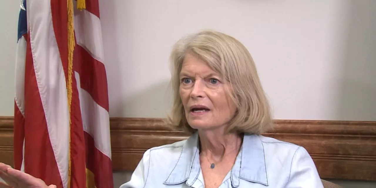 Murkowski keeps governor bid open