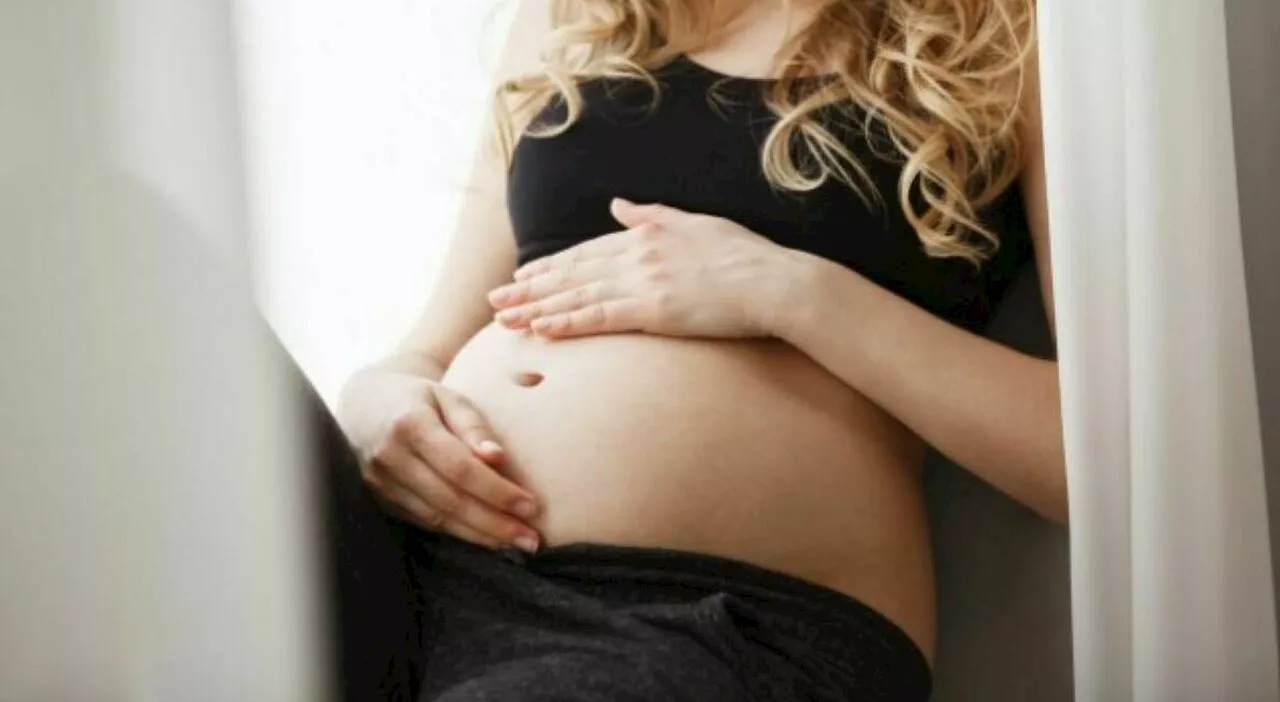 Va in ospedale per dolori all'addome, scopre di essere incinta e dà alla luce una bambina: «Aveva partorito 13 mesi fa»