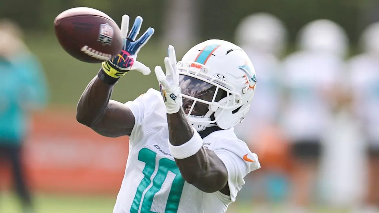  Miami Dolphins: Star-Receiver Tyreek Hill fällt Running Back De'Von Achane in den Rücken
