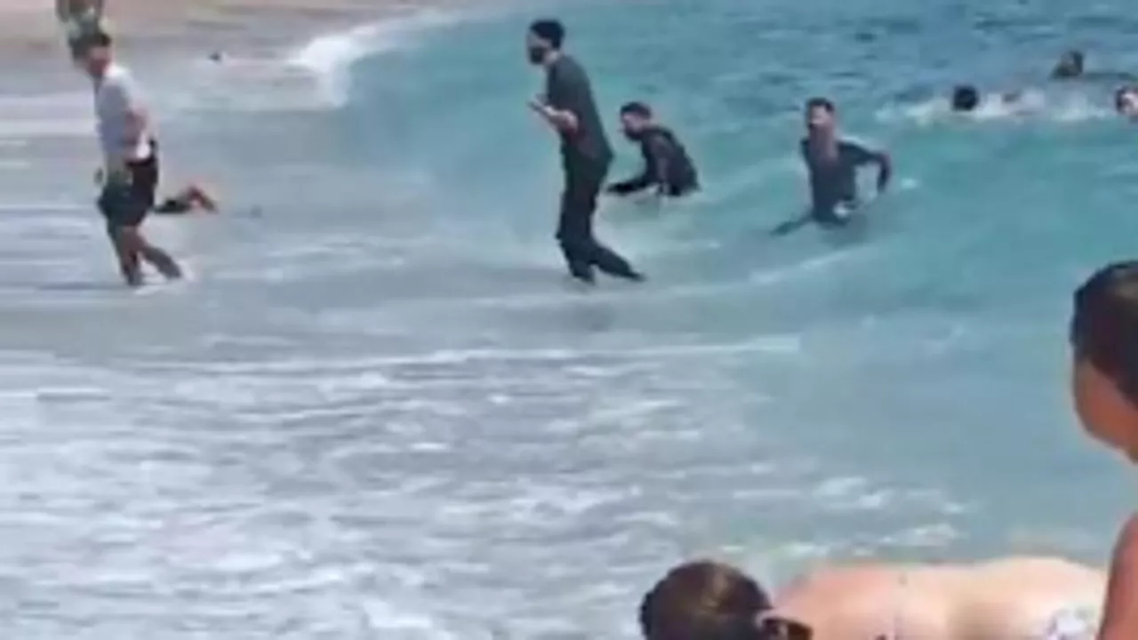 Spagna, migranti sbarcano sulla spiaggia affollata: i bagnanti fuggono o cercano di catturarli