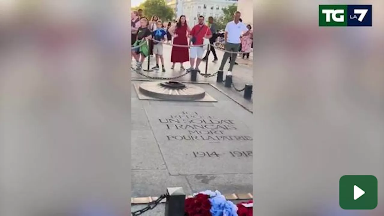 Parigi, si accende una sigaretta sulla tomba del Milite Ignoto e viene arrestato
