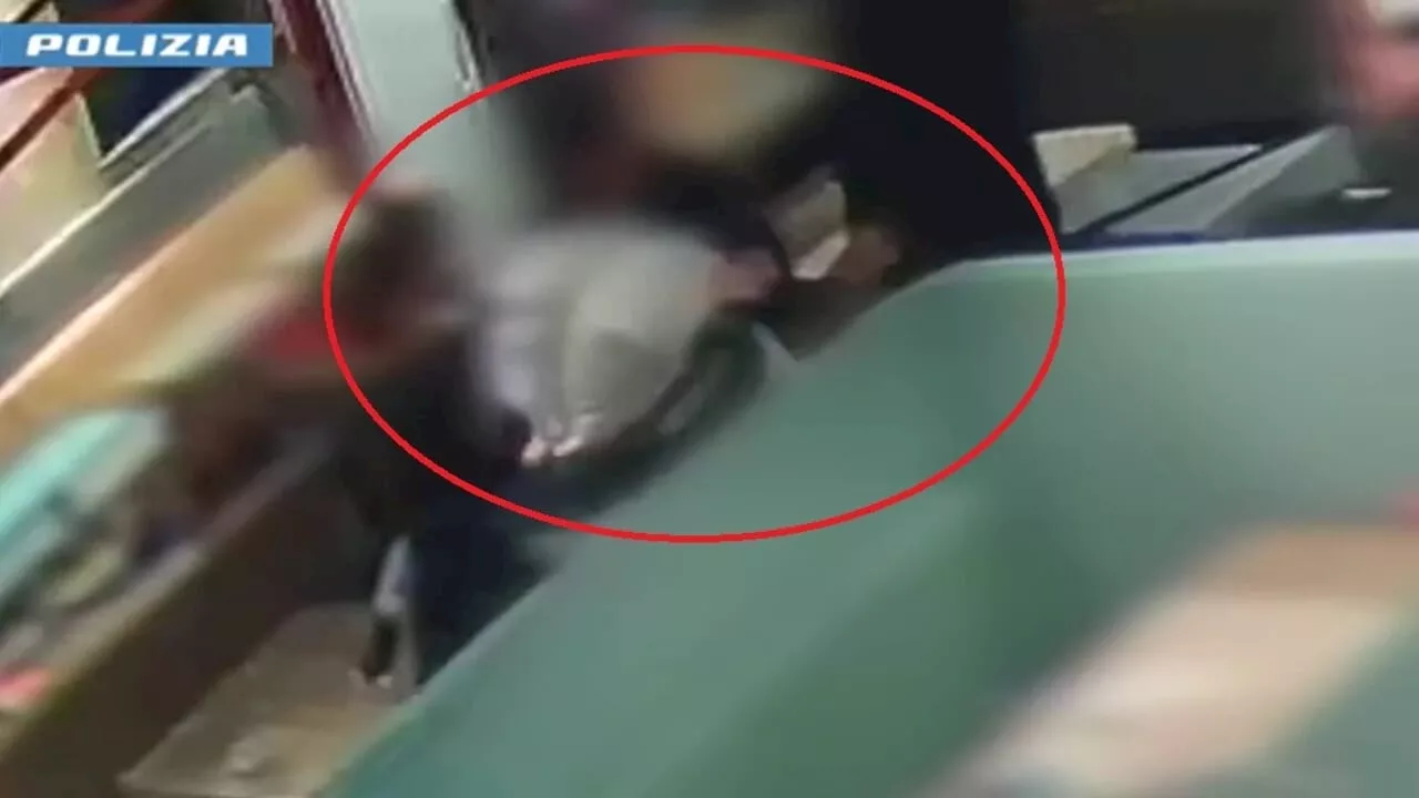 Pestati a sangue mentre mangiano un panino per i loro 'discorsi da gay': schiaffi, pugni e sgabelli lanciati