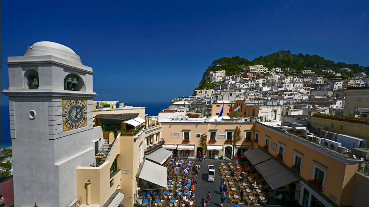 Capri, dipendente di un hotel scambiava borse false con quelle griffate