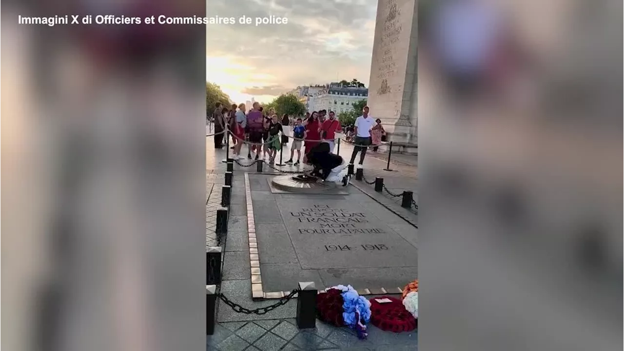 Si accende una sigaretta dalla fiamma del Milite Ignoto a Parigi, arrestato