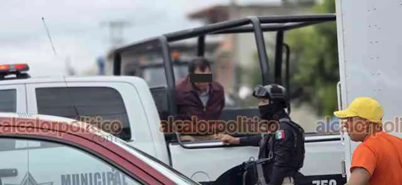 Le pegó a vehículos, intentó escapar y terminó detenido tras persecución por Xalapa
