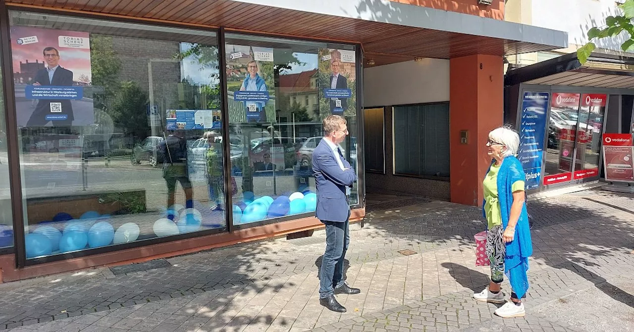 Pop-up-Büro: Warburger Bürgermeister-Kandidaten machen Politik im Schaufenster
