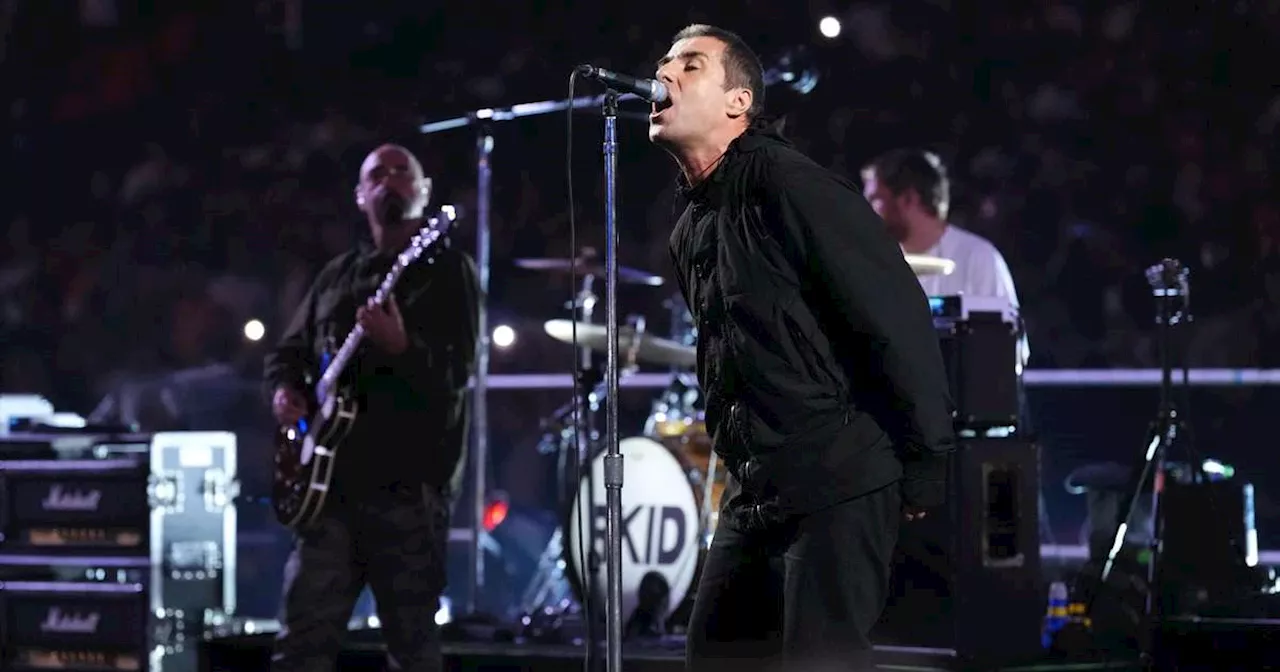 Fã que morreu no show do Oasis caiu de arquibancada após escorregar em poça de cerveja