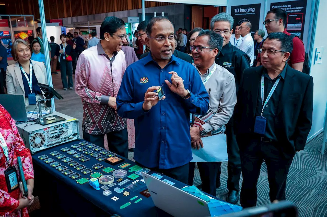 Zambry denies Chinese students taking local university quotas