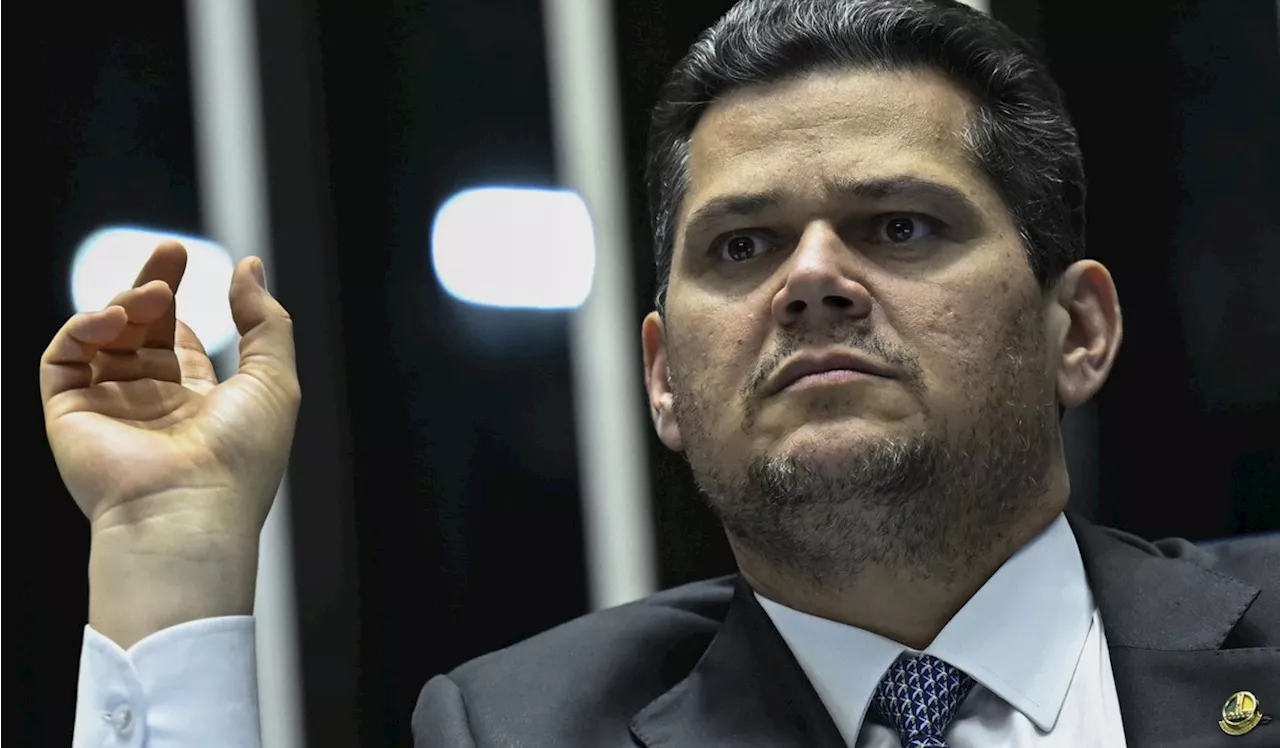 Alcolumbre retoma Mesa do plenário do Senado e abre sessão