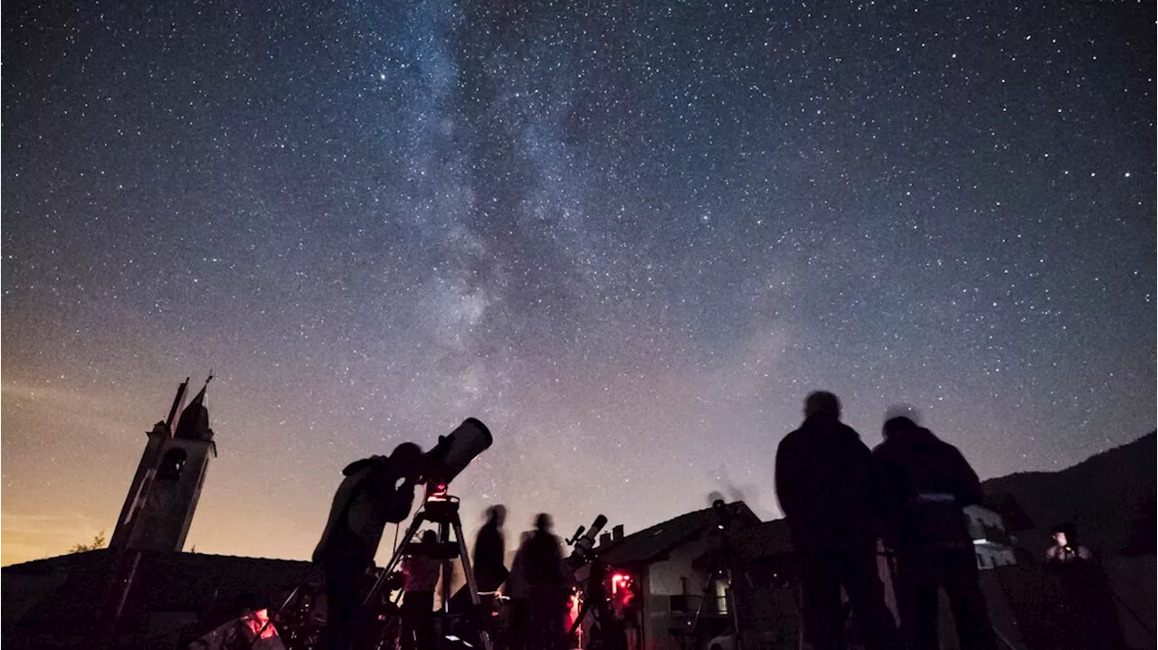 A caccia di stelle, dalla Valle d'Aosta all'isola d'Elba