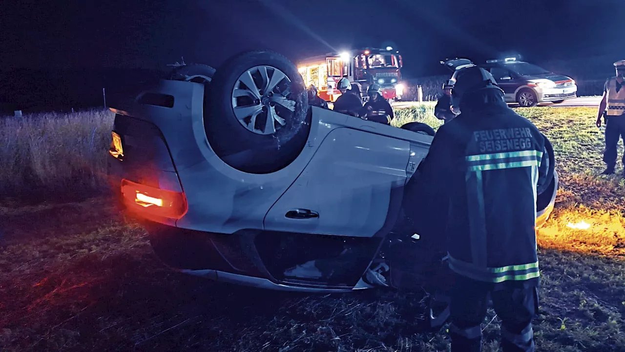 Voll besetztes Auto kam in Viehdorf auf dem Dach zu liegen