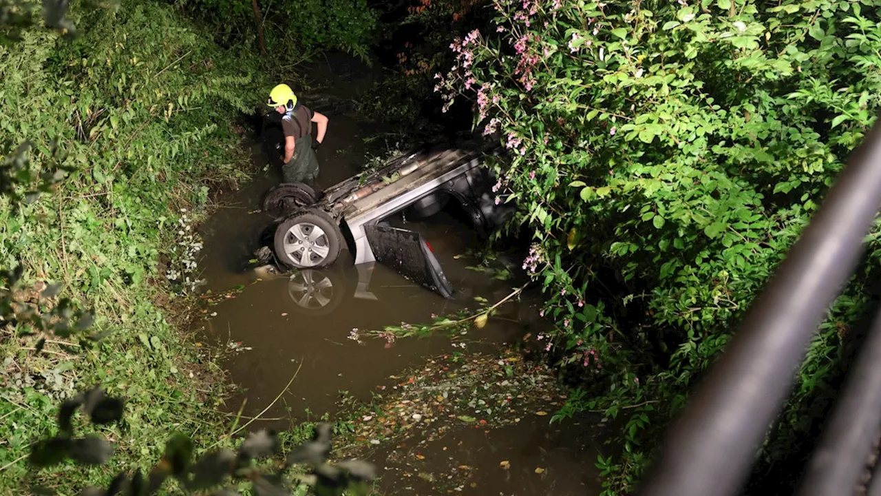 Taufkirchen an der Trattnach - Auto nach Crash mit Taxibus in Stillbach überschlagen