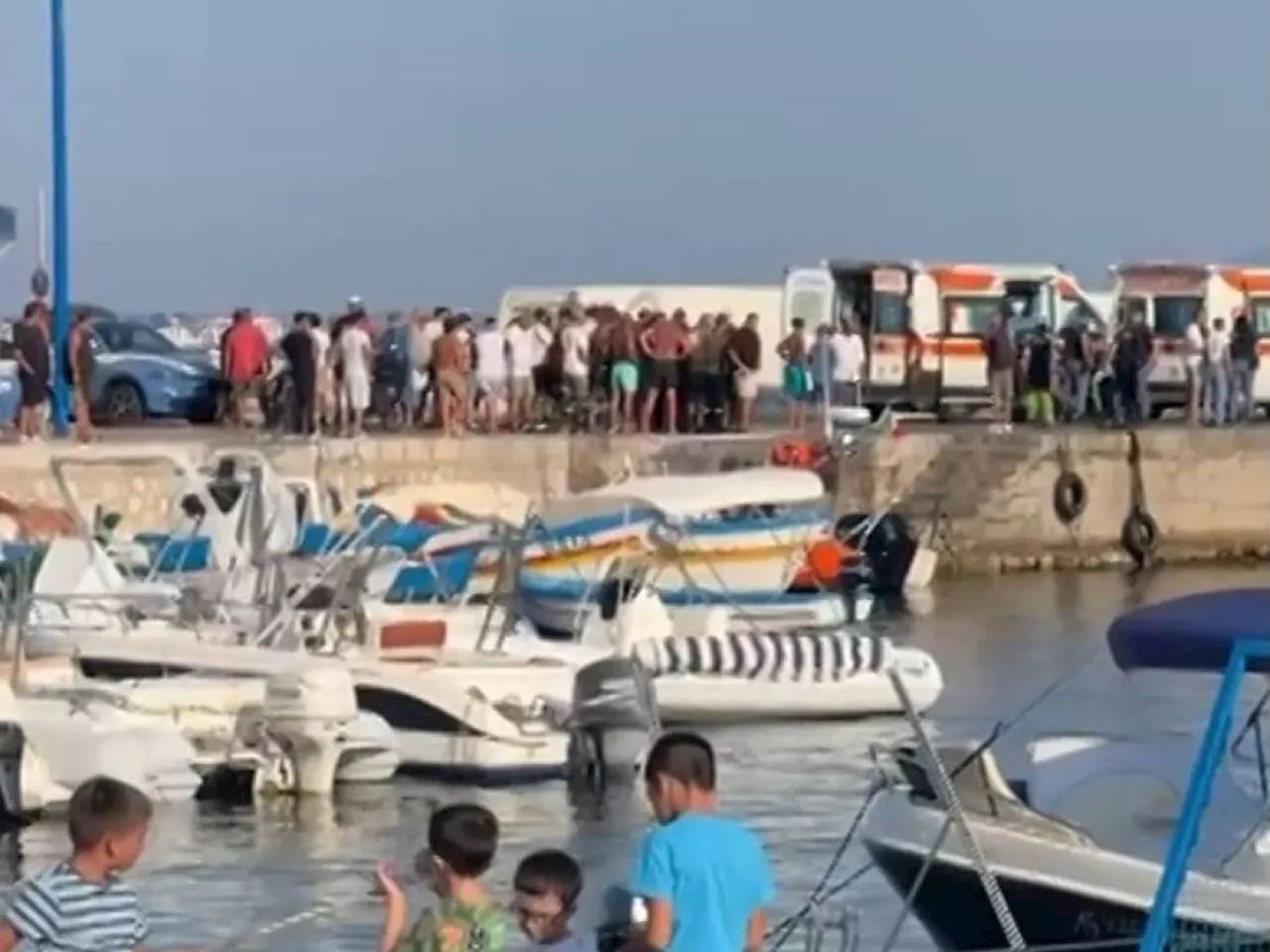 Tragedia a Mondello, cade in acqua e finisce sull'elica del gommone: morto un 20enne