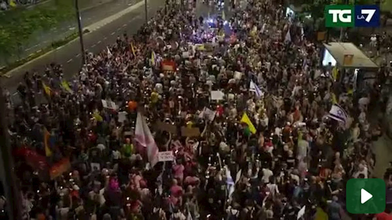 Tel Aviv, a migliaia in protesta davanti alla sede dell'Idf: 'La guerra uccide gli ostaggi'