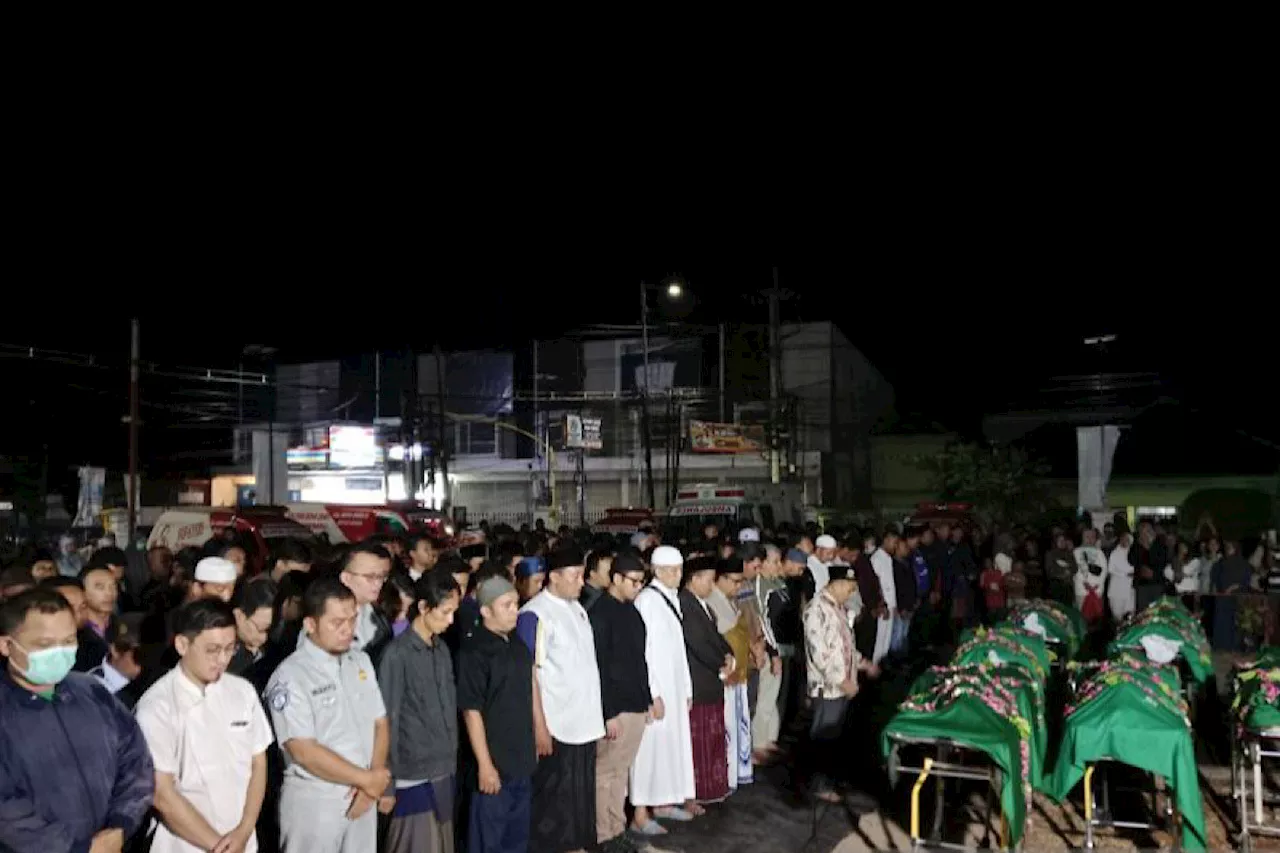 7 Jenazah Korban Kecelakaan Maut Bus Pariwisata Dimakamkan di Jember