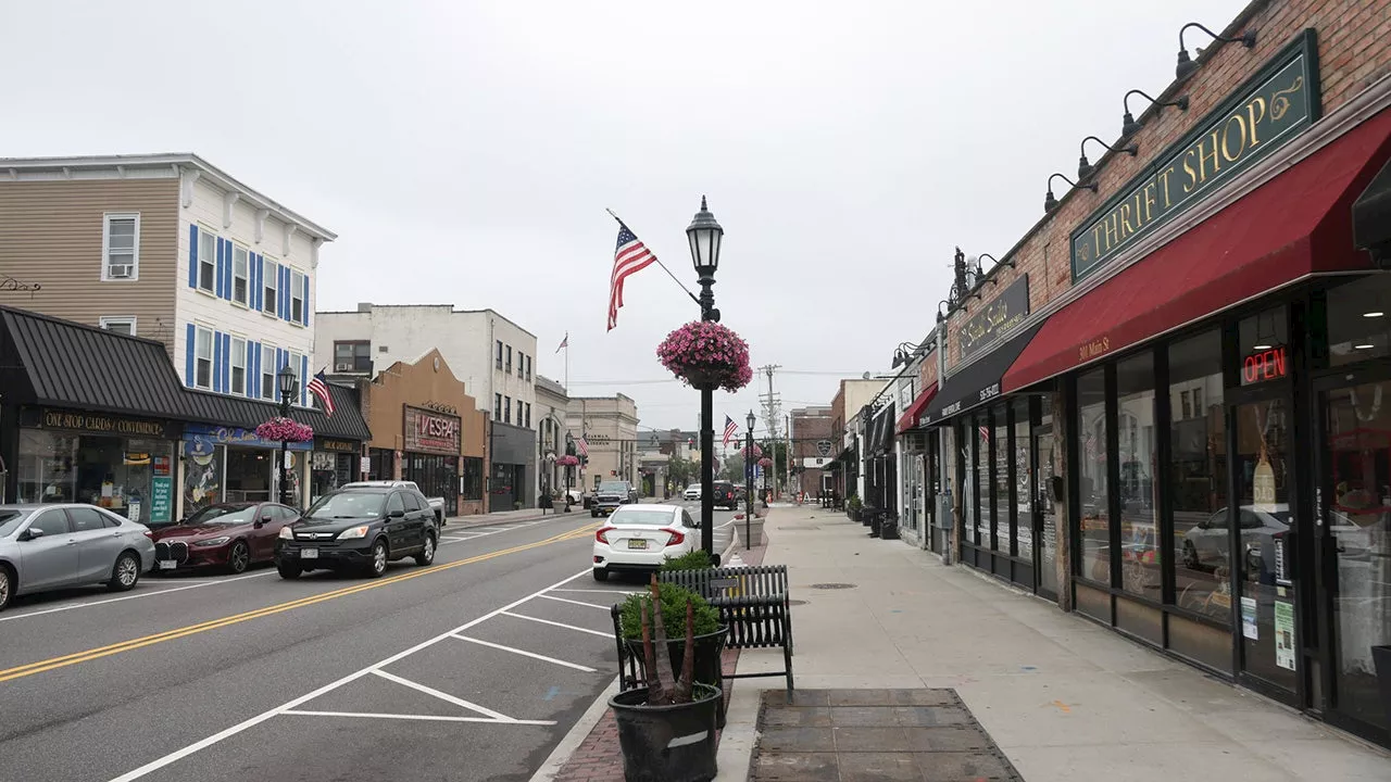 Small Business Administrator Kelly Loeffler meets with Palisades business owners about fire recovery